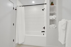 Dusche, Haartrockner, Handtücher