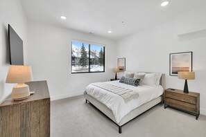 3 bedrooms, desk, iron/ironing board, WiFi