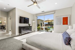 4 bedrooms, desk