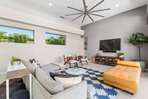 Télévision, cheminée