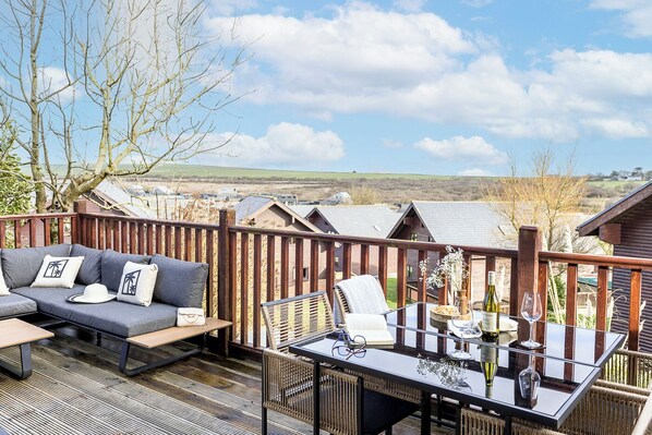 Outdoor dining - The Palm Tree Lodge by Ross Antony Lodges (Saint Columb Major)