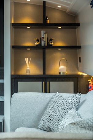 32-inch flat-screen TV with digital channels, fireplace