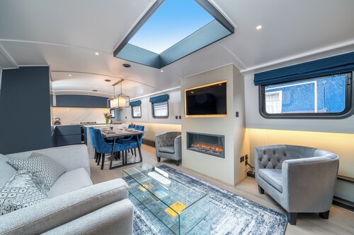 Elegant houseboat near Canary Wharf