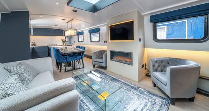 Elegant houseboat near Canary Wharf