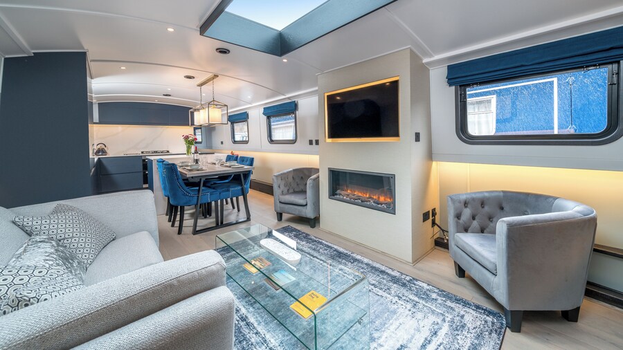 Elegant houseboat near Canary Wharf