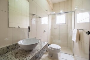 Chuveiro, toalhas de banho, sabonete, shampoo