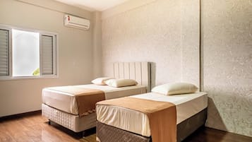 Desk, laptop workspace, free WiFi, bed sheets