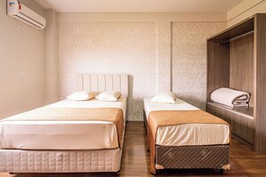 Desk, laptop workspace, free WiFi, bed sheets - ARCA'S EXPRESS HOTEL (Toledo)