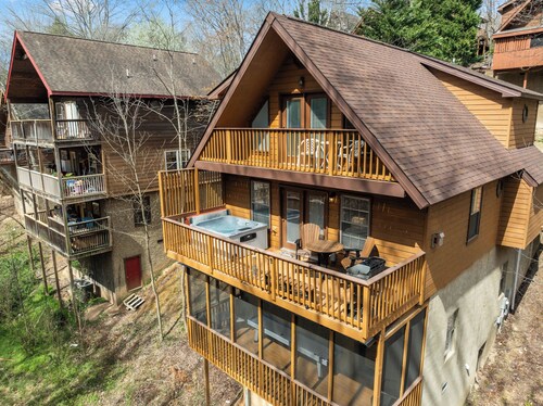 Cabin Stay for 16 Close to Pkwy w/Deck & Hot Tub!