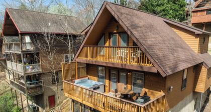 Cabin Stay for 16 Close to Pkwy w/Deck & Hot Tub!