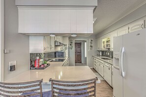 ثلاجة، ميكروويف، فرن، موقد طهي مسطح