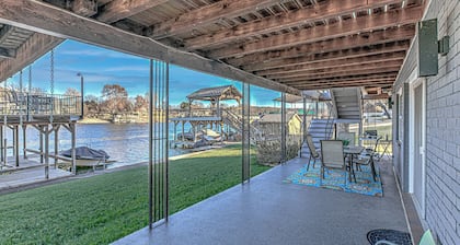 Waterfront Home for 12 , w/Deck & Lake Views!