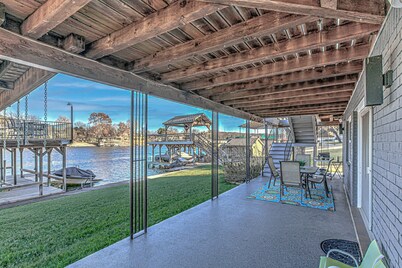 Waterfront Home for 12 , w/Deck & Lake Views!
