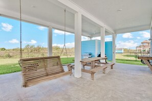 Outdoor dining - GULF WINDS  - Close to beach, loaded with extras, beach view! (Crystal Beach)