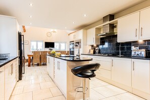 Een koelkast, een microgolfoven, een oven, een vaatwasser