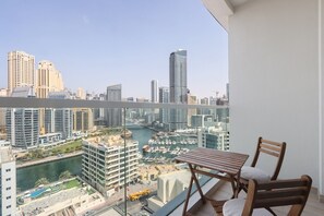 Outdoor dining - Livbnb-Modern Studio with Amazing Marina Views (Dubai)
