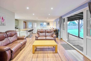 TV, DVD player - Host & Stay | Dovecote View (Aylsham)