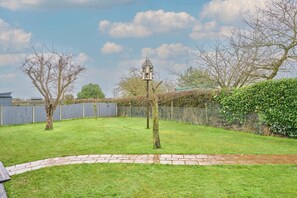 Property grounds - Host & Stay | Dovecote View (Aylsham)