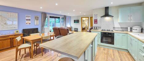 Kjøleskap, mikrobølgeovn, ovn og kokeplater