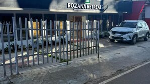 A building with a sign reading "ROZANA RETREATS". - Rozana Retreat (Ootacamund)