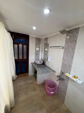 Habitación Club, vista a la colina | Baño | Regadera y toallas 