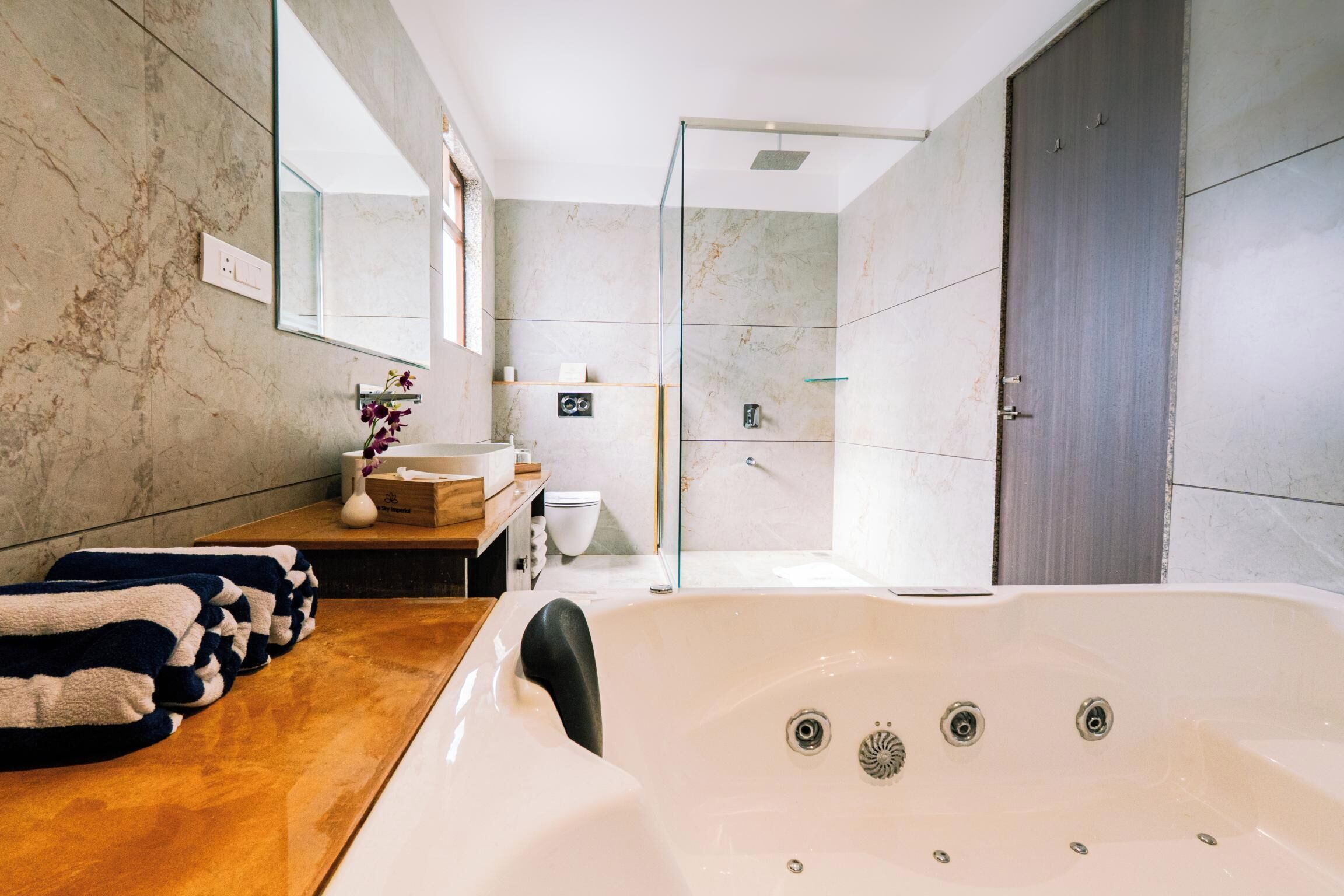 Deluxe Studio Suite, 1 Bedroom | Bilik Mandi | Tab mandi dan pancuran berasingan, pengering rambut, selipar 