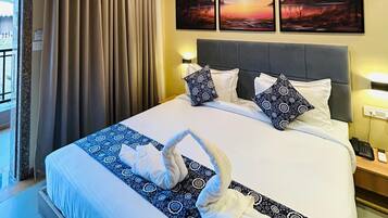 Superior Villa, Garden View | Desk, laptop workspace