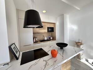 Een koelkast, een microgolfoven, een oven, een kookplaat