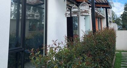 Modern 2-Bedroom Apartment, Remote Work Ready, Urban Comfort & Natural Peace