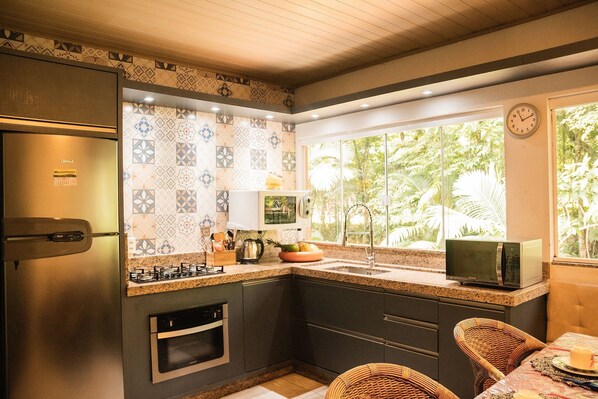 Sitio Cantinho da vovó Cida com Banheira - São João Batista - SC | Bếp riêng | Tủ lạnh, dụng cụ nấu nướng/bát dĩa/dao nĩa, bàn ăn