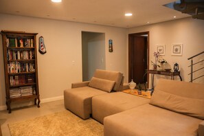 Sitio Cantinho da vovó Cida com Banheira - São João Batista - SC | Living area | 48-inch Smart TV with digital channels, Netflix, streaming services - Sitio Cantinho Vovó Cida e Vovô Nilson (Sao Joao Batista)