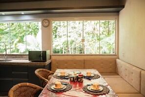 Sitio Cantinho da vovó Cida com Banheira - São João Batista - SC | Private kitchen | Fridge, cookware/dishes/utensils, dining tables - Sitio Cantinho Vovó Cida e Vovô Nilson (Sao Joao Batista)