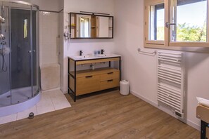 Dusche, Haartrockner, Handtücher, Toilettenpapier