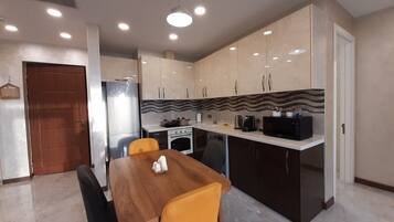 Standard Apartment, Mountain View | Private kitchen | Full-size fridge, microwave, oven, stovetop