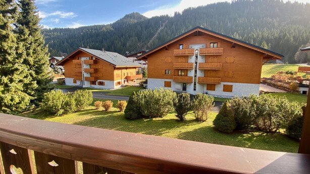 A wooden chalet with a balcony overlooking a mountainous landscape. - Pre Vert D62, Morgins (Morgins)