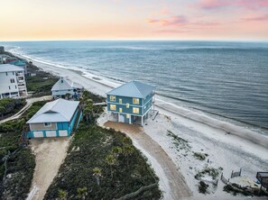 Imóvel costeiro com uma casa grande, um prédio menor e vista para a praia.