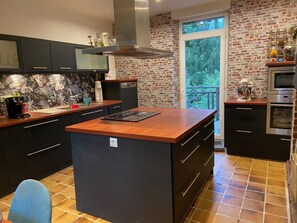 冷蔵庫、電子レンジ、オーブン、コンロ