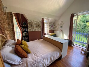 3 bedrooms, desk, iron/ironing board, free WiFi