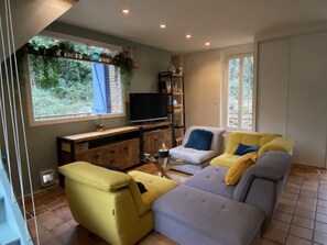 Smart TV, fireplace, books, printers