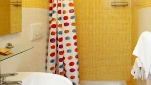 Een badkamer met een wit wastafel, toilet en douchehoek.