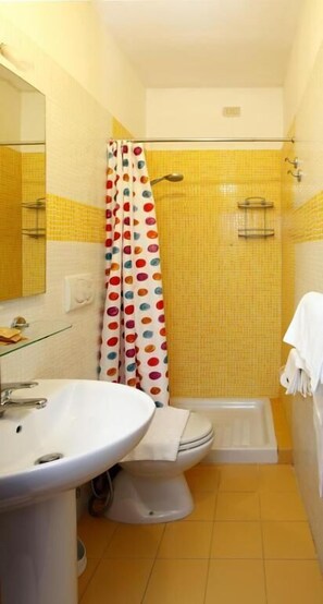Shower, towels, toilet paper - Hotel Garibaldi (San Quirico d'Orcia)