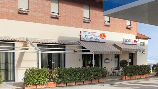 Een hotel met een bord waarop "HOTEL RISTORANTE BAR" en "IL GARIBALDI" staat.
