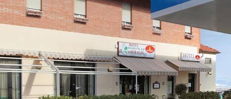 Un hotel con un letrero que dice "HOTEL RISTORANTE BAR" y "IL GARIBALDI".