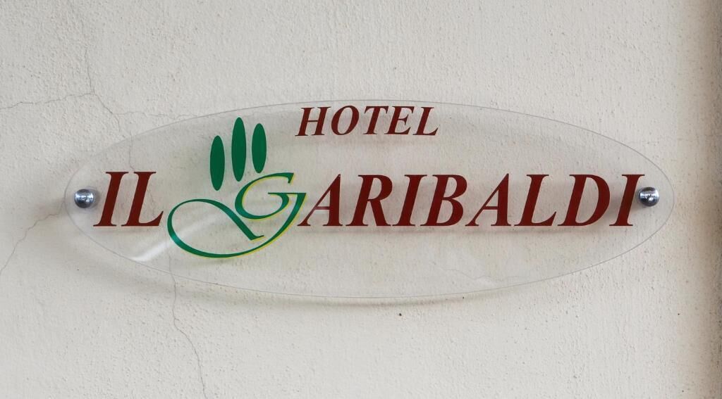 Un cartel de hotel con el nombre "IL GARIBALDI" y un logotipo.