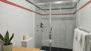 Douche, sèche-cheveux, serviettes fournies