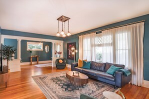 Smart-TV, Bücher, Musikbibliothek, Stereoanlage