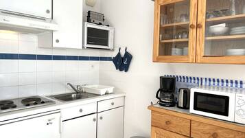 Een koelkast, een microgolfoven, een kookplaat