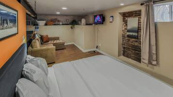 1 habitación, escritorio, tabla de planchar con plancha y cuna de viaje