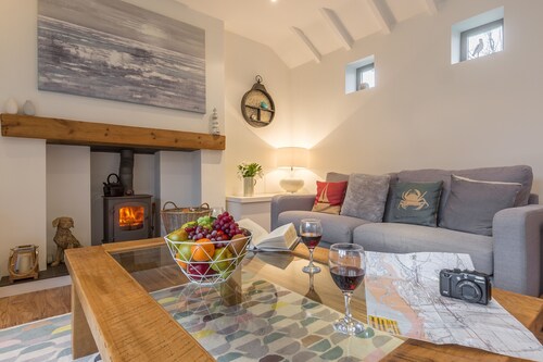 Greyseals is within walking distance of the local pub and expansive sandy beach