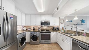 Refrigerador, microondas, horno y parrilla de estufa 